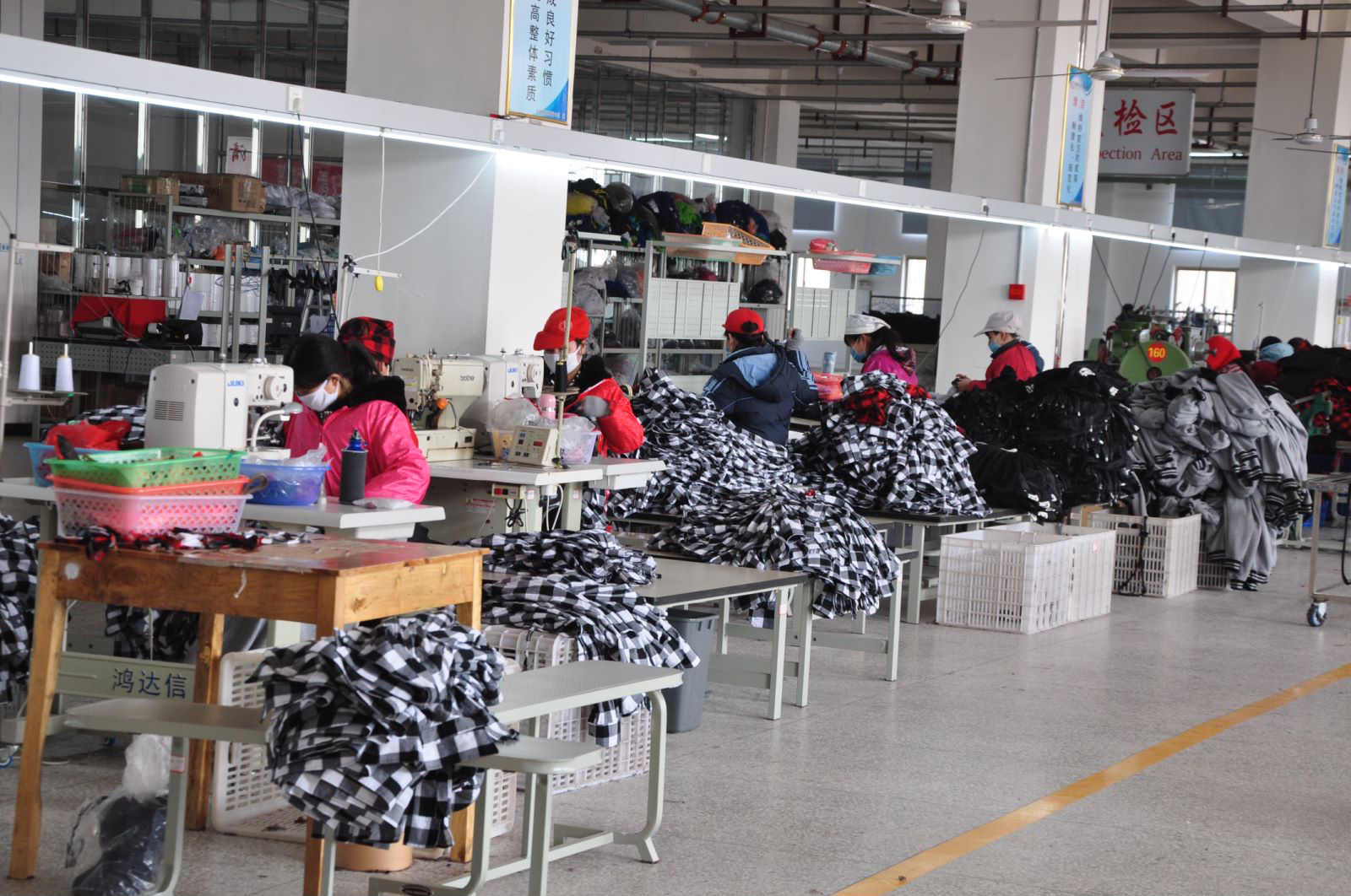 工厂T恤定制厂家如何选？5大核心要点解析团体服装定制(图1)